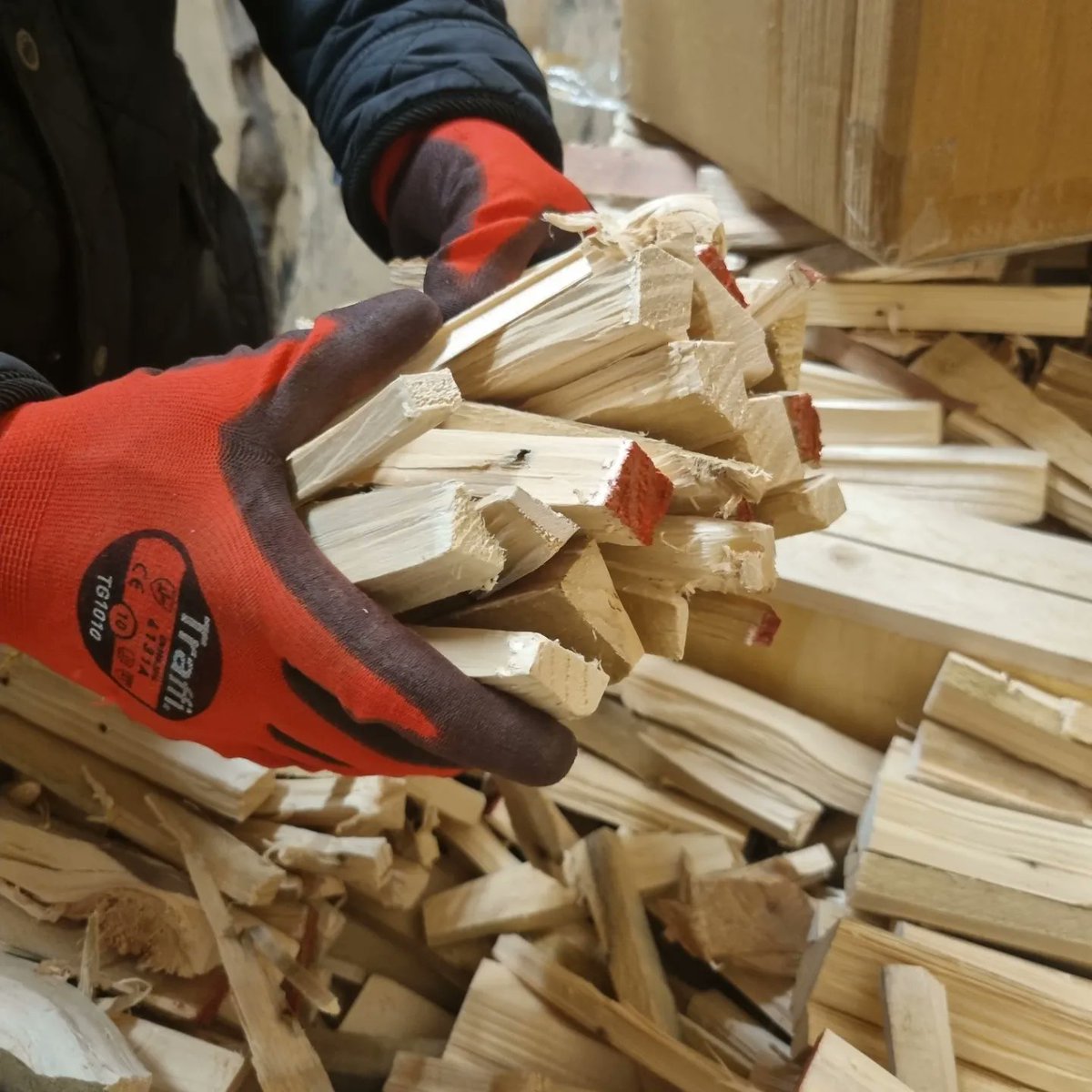 Oxford social enterprise Kindling £1 per kg. Logs 50p per kg. Bring your own bag and fill up for Christmas! 01865 714111 Dunnock Way OX4 7EX.

#pubs #Oxford <a href="/OxTweets/">OxTweets</a> @OldParsonageOx <a href="/BalliolOxford/">Balliol College</a>