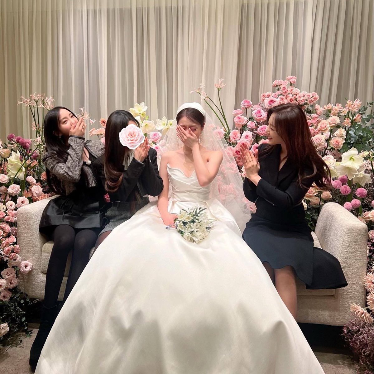 Timetoloveee's tweet photo. [TRANS PT1] Eunjung IG Update: 
Teary-eyes the moment (you) saw us.
not being able to hold it in, Pang - crying maknae 💓 so cute
Kept teasing and saying (how) cute, we got scolded during the congratulatory speech because we tried holding back our tears.... (cont) https://t.co/hWNAAYkVuE