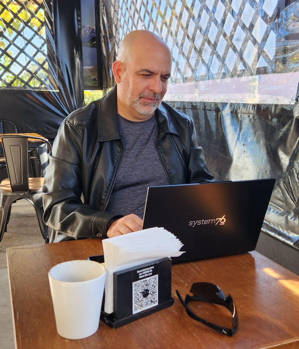 leonelnc's tweet photo. Loving my @System76 #LemurPro

#SoftwareLibre #Linux https://t.co/Cu5a0YyfET