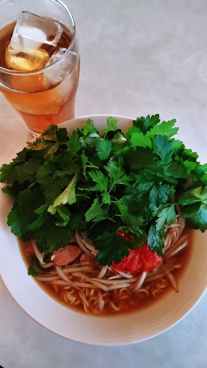 macoco3588's tweet photo. #お昼ごはん
我が家の「#もやしラーメン」
材料
#インスタント醤油ラーメン
#もやし
#豚バラ or #ソーセージ斜め切り
#イタリアンパセリ
#豆板醤 大さじ一杯
豆板醤は溶かさず、麺、もやし、イタリアンパセリ、肉を一口分に纏めて好みの豆板醤量を乗せて頂きます。
#美味しいラーメン
#旨いラーメン https://t.co/9fJIuFChxo
