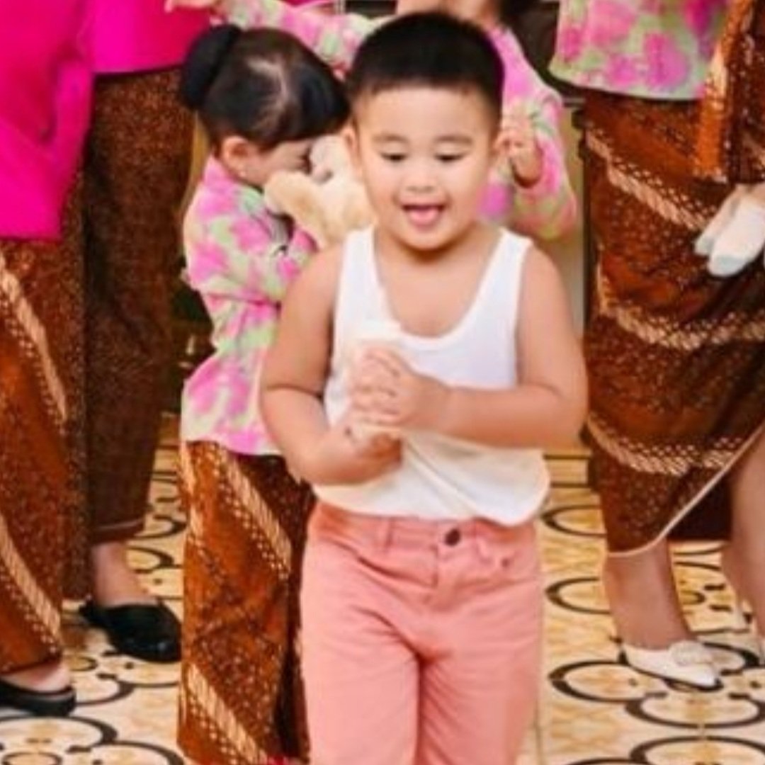 vbby_a's tweet photo. @kaesangp Kompilasi penampilan Panembahan Al Nahyan Nasution dalam rangkaian acara pernikahan Kaesang Pangarep.

Siraman                    Midodareni https://t.co/ncCd7J1K25