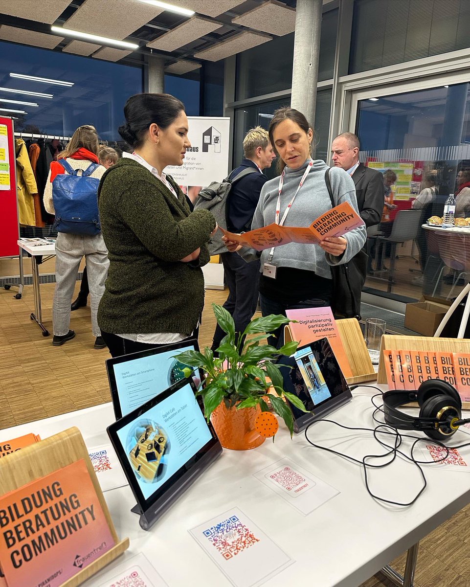 FemSista's tweet photo. Von unserem Event letzte Woche zu Mehrfachbenachteiligung im digitalen Raum zu *heute* 13Uhr live bei Punkt1 auf @oe1 mit Selma von LEFÖ &amp; Julija von Piramidops Frauentreff. Wir freuen uns auf eure Anrufe! 📻 
#Digifonds #DigitaleInklusion
@Arbeiterkammer 
https://t.co/G94sLjhezl https://t.co/QitV0C0WDF
