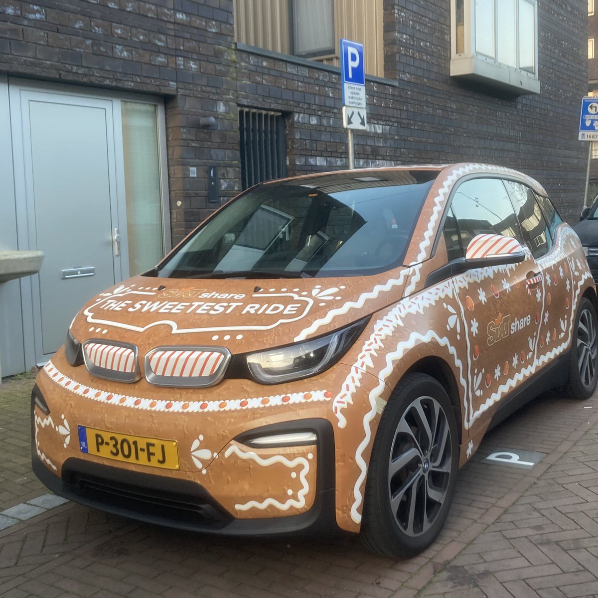 I did not think the #gingerbread  #sweetestride car was going to look like the preview I was seeing in my #carsharing app…. But it actually does. <a href="/SixtNL/">Sixt Nederland</a> That was fun!