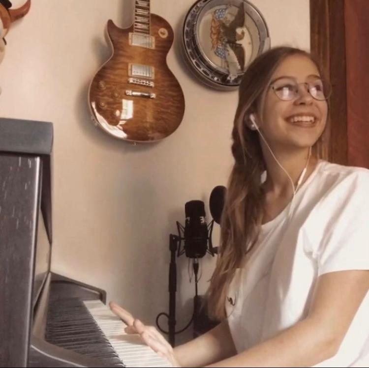 de_escritura's tweet photo. Lo mejor del #CEN @Nebrija son sus tutores. Andrea es estudiante de publicidad y relaciones públicas + márketing. En el futuro, planea trabajar en la publicidad de una marca de moda y abrir un hotel con los ahorros de una vida. https://t.co/CcMSdryXAh