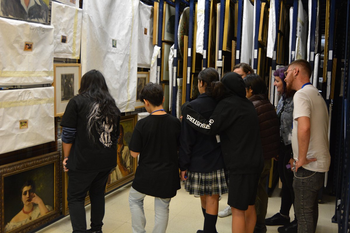 Mañana seguimos con el primer taller práctico del proyecto #OurCollectionsMatter con <a href="/dafnetree/">Dafne Tree</a> 
Nuestras y nuestros participantes realizarán una obra inspirada en las pinturas que pudieron ver en su visita al museo.