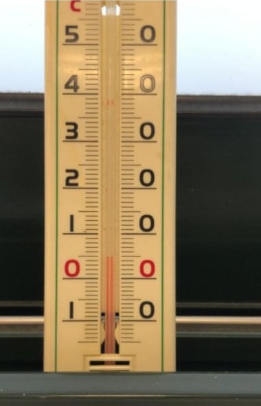 CleuetLaura's tweet photo. @patrice_leclerc serait il possible aussi d'isoler les passoirs thermiques que st les écoles de @V_Gennevilliers? 5°C à l'intérieur côté fenêtre. Honteux. https://t.co/Ww9Iz4M6O5