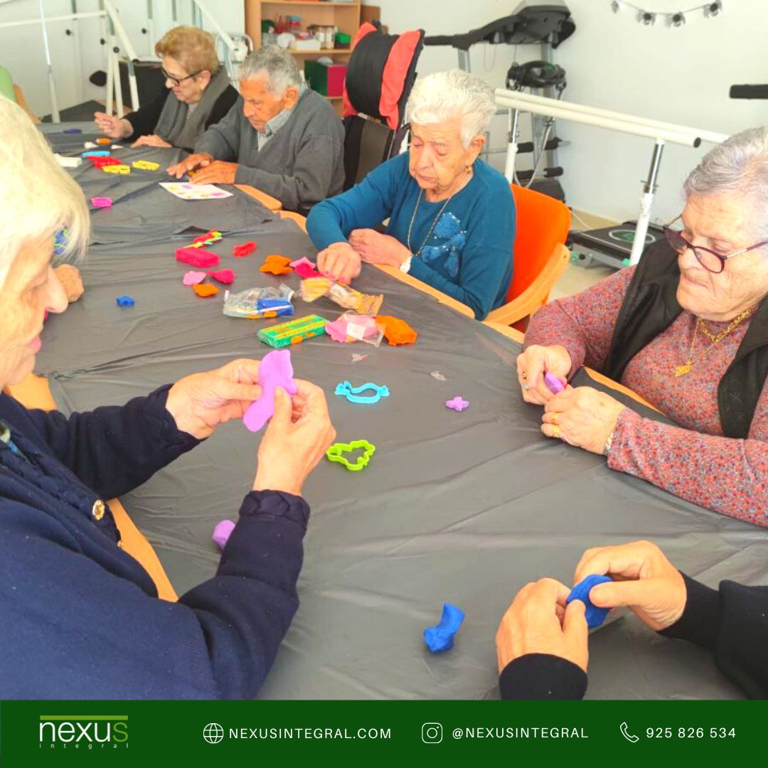 integral_nexus's tweet photo. 💚 Residencia de Alange. En nuestro taller artístico, hemos estado trabajando en la motricidad fina y la coordinación. Dando forma y moldeando arcilla en diferentes figuras. Nuestros mayores han disfrutado mucho usando su imaginación y haciendo todo lo que se les ocurrió. https://t.co/sm7UAQeHnO