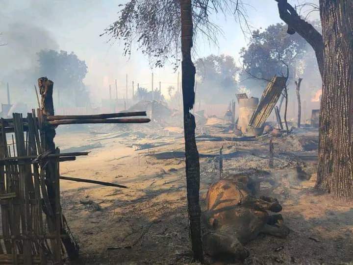 miN13700's tweet photo. [1/2] On Dec11 morning, junta troops raided PhwarSaw village in Sagaing's Myaung tsp by firing artillery shells &amp; set fire to houses in the village, forcing locals to flee. Some locals were injured or killed due to shelling, but the exact situation is not yet known
#2022Dec12Coup https://t.co/OKoJFitkSR