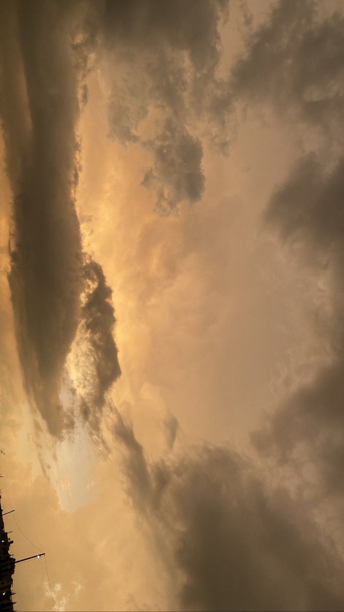 Valdrjs's tweet image. *veo algún atardecer* 
yo: 📸📸📸