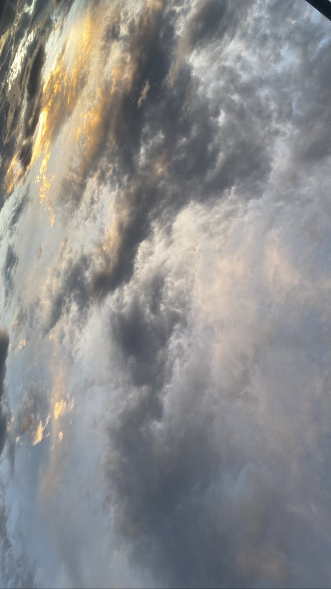 Valdrjs's tweet image. *veo algún atardecer* 
yo: 📸📸📸