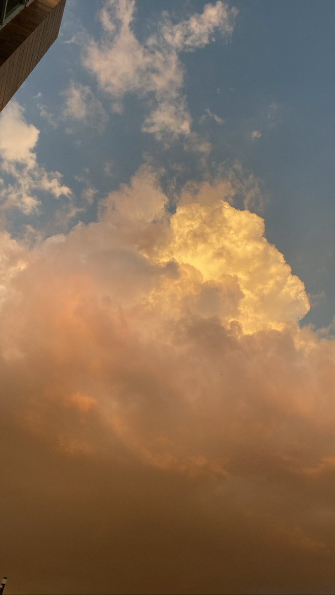 Valdrjs's tweet image. *veo algún atardecer* 
yo: 📸📸📸