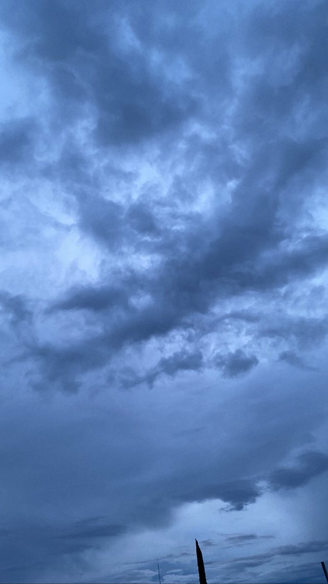 Valdrjs's tweet image. *veo algún atardecer* 
yo: 📸📸📸