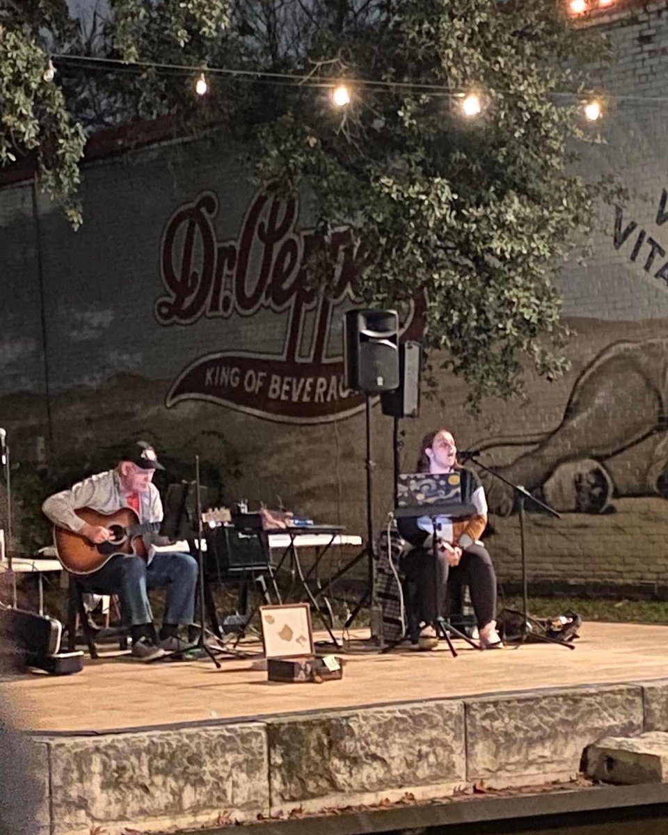 stillfightinit's tweet photo. This morning we showed our Wildcat pride on the corner of Swiss &amp; Beacon to support the half &amp; full marathon runners, and ended with a lovely personal gig at Candlelight with my Dad. Exhausted by fulfilled #bmwdallasmarathon #woodrowwilsonhighschool #band  #gorunners #CodeRed https://t.co/ROYbSbSlsf
