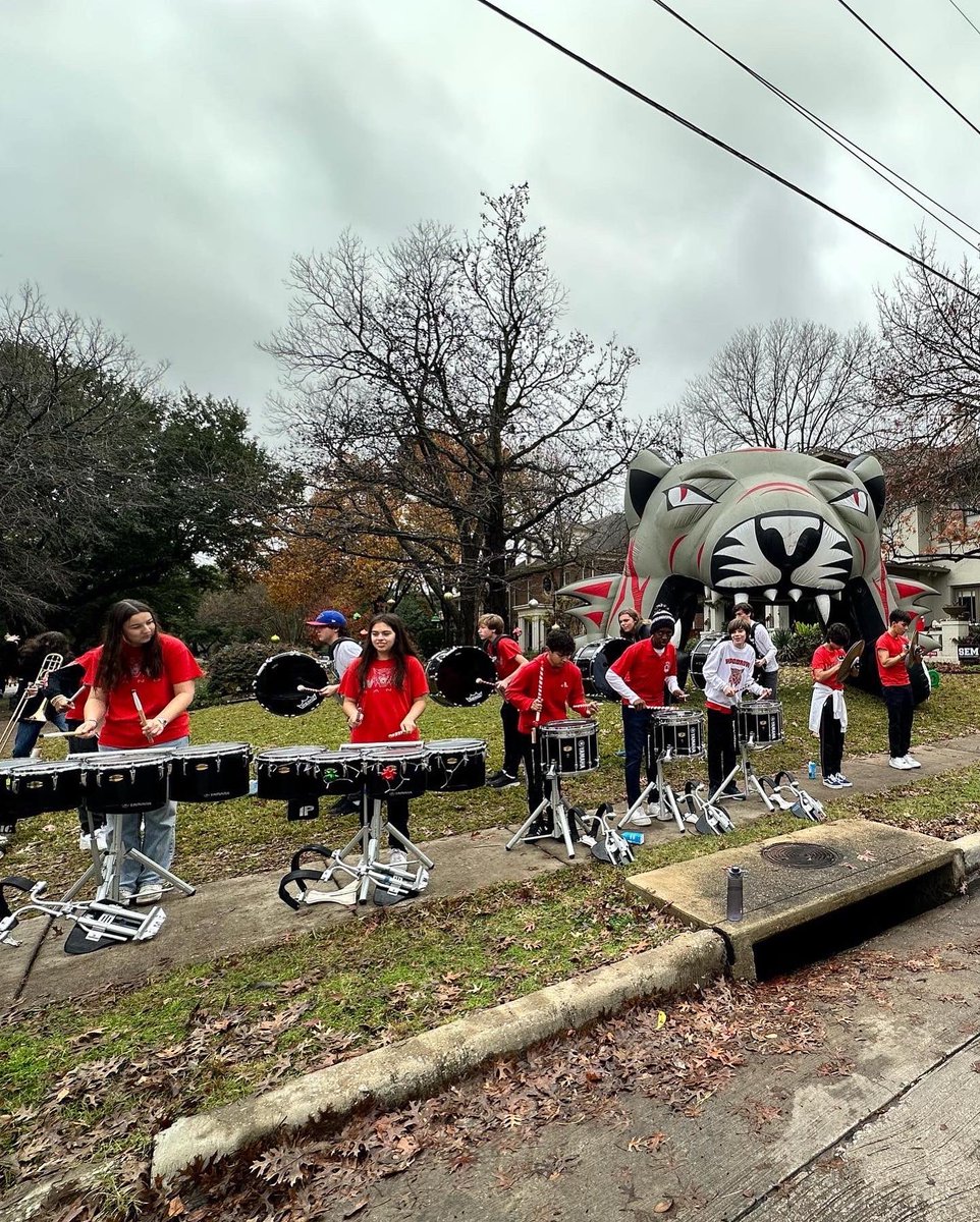 stillfightinit's tweet photo. This morning we showed our Wildcat pride on the corner of Swiss &amp; Beacon to support the half &amp; full marathon runners, and ended with a lovely personal gig at Candlelight with my Dad. Exhausted by fulfilled #bmwdallasmarathon #woodrowwilsonhighschool #band  #gorunners #CodeRed https://t.co/ROYbSbSlsf