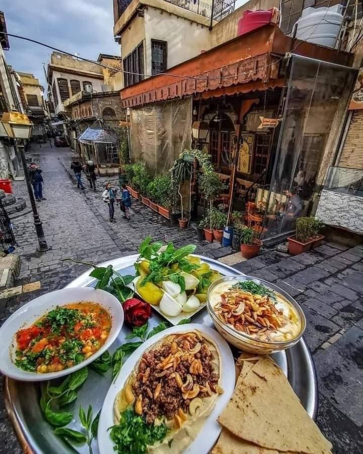 السلام عليكم 
#صباح_الخيرᅠ 
فطور دمشقي لذيذ 😋 
اللي يعرف أسماء الأكلات هذي يكتبها في المنشن لو تكرمتوا
#سوريا 
#دمشق
