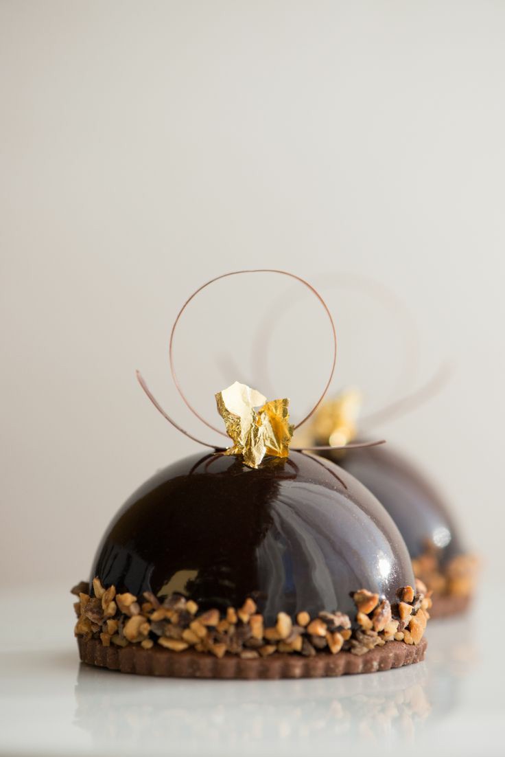 ziniztier's tweet image. Gunzly the grizzly bear bringing all packages from GOLDEN WC ANNIVERSARY menu to deliver for @thelastsk, @squaroe, @libereos, @flxurette, @septent, @tomewtoo, @meliotism, and @arcchduke.

"Happy Anniversary!"

(1/5 Old Money)