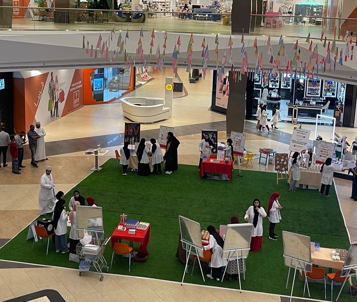 NU_COMHS's tweet photo. نظم طلاب كلية الطب والعلوم الصحية بالجامعة الوطنية حملة توعوية عن مرض نقص المناعة المكتسبة "الايدز " وذلك بتاريخ ٨ ديسمبر ٢٠٢٢ في الواحة مول صحار. https://t.co/yJc3jrRgGD
