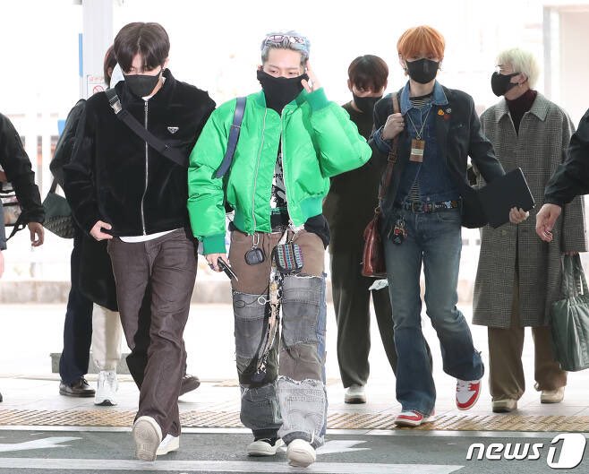 treasuremenfess's tweet image. teume! yg kemaren liat hyunsuk real life apa masih berfikir klo hyunsuk itu imut kah? aku bener2 kehilangan imgae itu kemaren, kaya wah gila ini orng aura nya ngaur banget! leader parah! bahkan liat dia agyeo aja kaya “ga lu terlalunkeren”