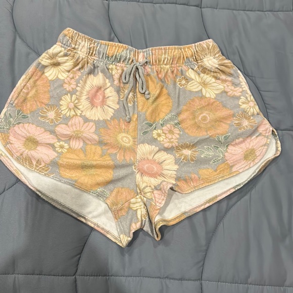 ThomasGouard's tweet photo. So good I had to share! Check out all the items I'm loving on @Poshmarkapp from @Kelseycat1127 #poshmark #fashion #style #shopmycloset #aerie #secrettreasures #wildfable: https://t.co/wimPgVO90O https://t.co/6fuXfS9EyB