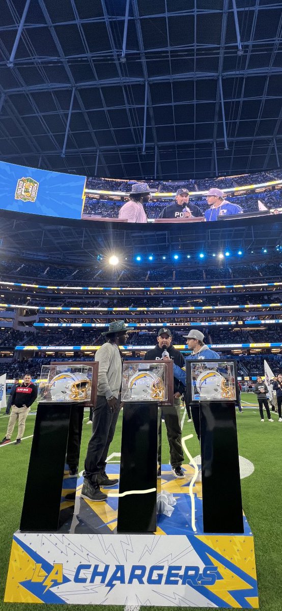LBPoly_Football's tweet photo. Proud to announce our HC @CoachSBarbee has won the @chargers Coach of the Year Award.  Congratulations Coach Barbee.  Go Poly🐇💚💛🏈 https://t.co/l7PPmDwnJb