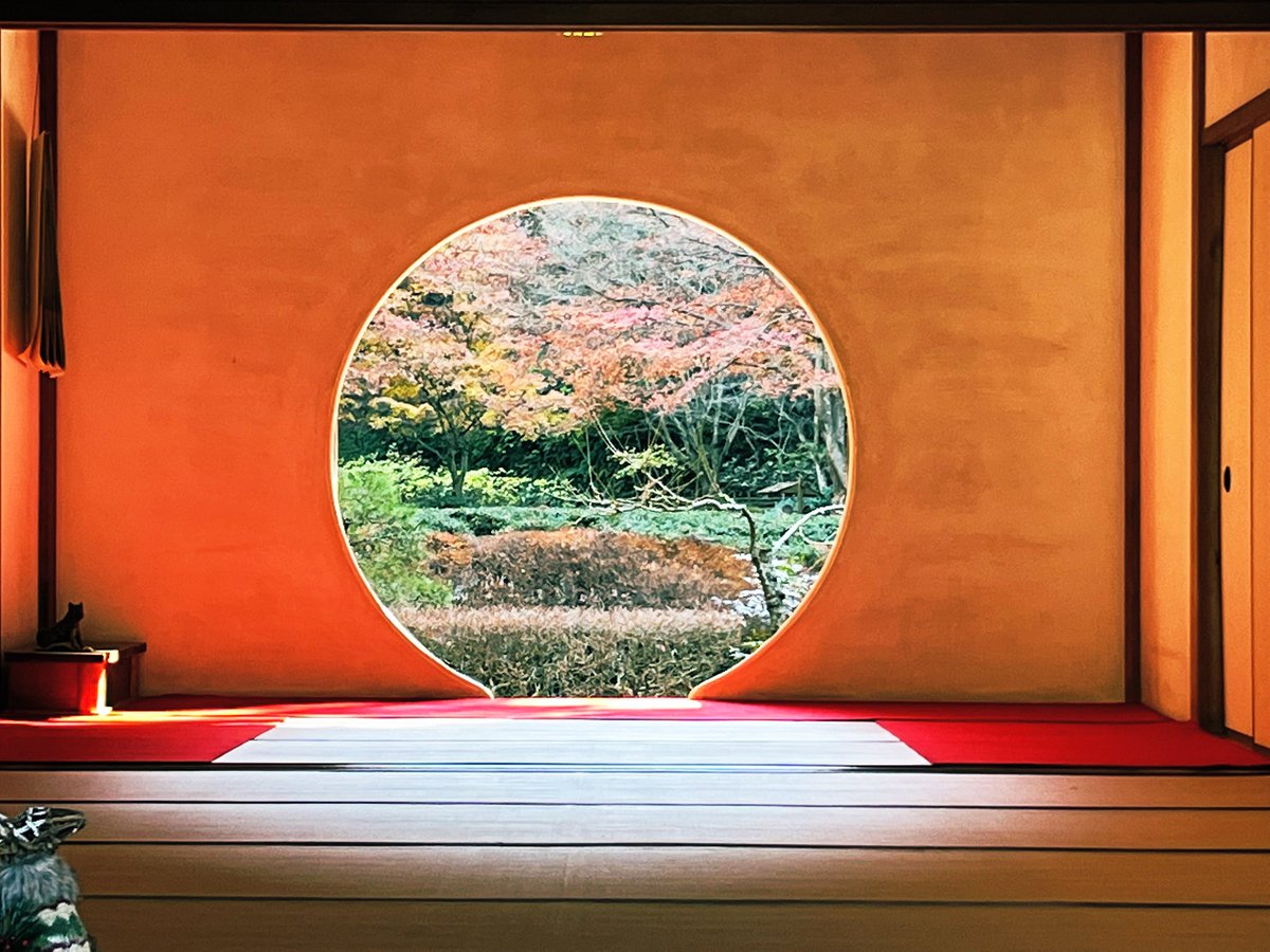 korokoro_yutai's tweet image. 北鎌倉明月院（あじさい寺）
平日なので丸窓（悟りの窓）の撮影の列も少なめ。
入館料500円のほかに特別拝観料（500円）を支払うと本堂後庭円から丸窓を反対側から眺められる。