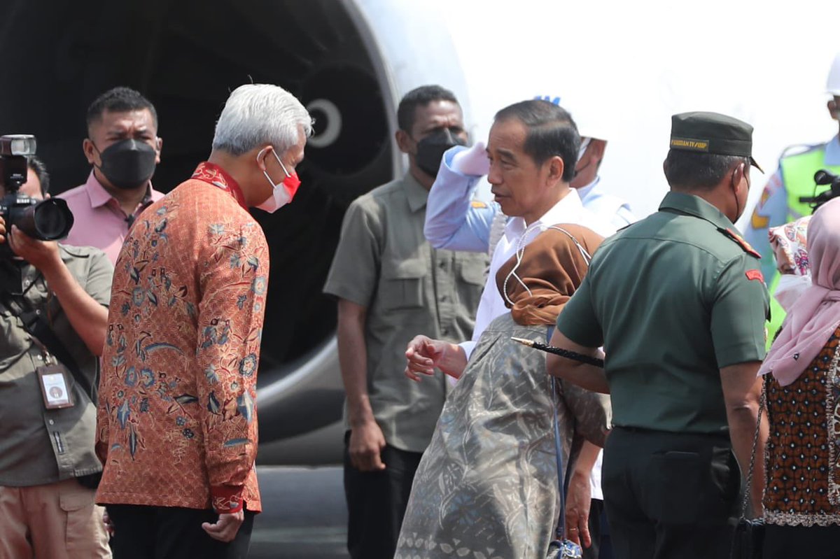 Ganjar Pranowo (@ganjarpranowo) on Twitter photo Alhamdulillah semua rangkaian acara resepsi Mas Kaesang dan Mbak Erina berjalan lancar. Dan hari ini Presiden <a href="/jokowi/">Joko Widodo</a> kembali ke Jakarta. Sehat selalu, Pak. Jangan lupa minum jamu. Hehehe. Alhamdulillah semua rangkaian acara resepsi Mas Kaesang dan Mbak Erina berjalan lancar. Dan hari ini Presiden <a href="/jokowi/">Joko Widodo</a> kembali ke Jakarta. Sehat selalu, Pak. Jangan lupa minum jamu. Hehehe.