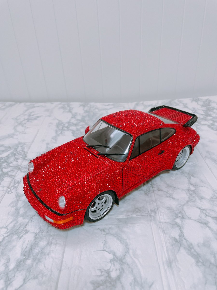 deco_bash's tweet photo. ラグジュアリー🤗✨

愛車をスワロフスキーでデコレーション
歴代の愛車を
こうやってレプリカ
デコレーションしてくれてます❣️
#スワロデコ#ポルシェ https://t.co/EYosFv2xdA