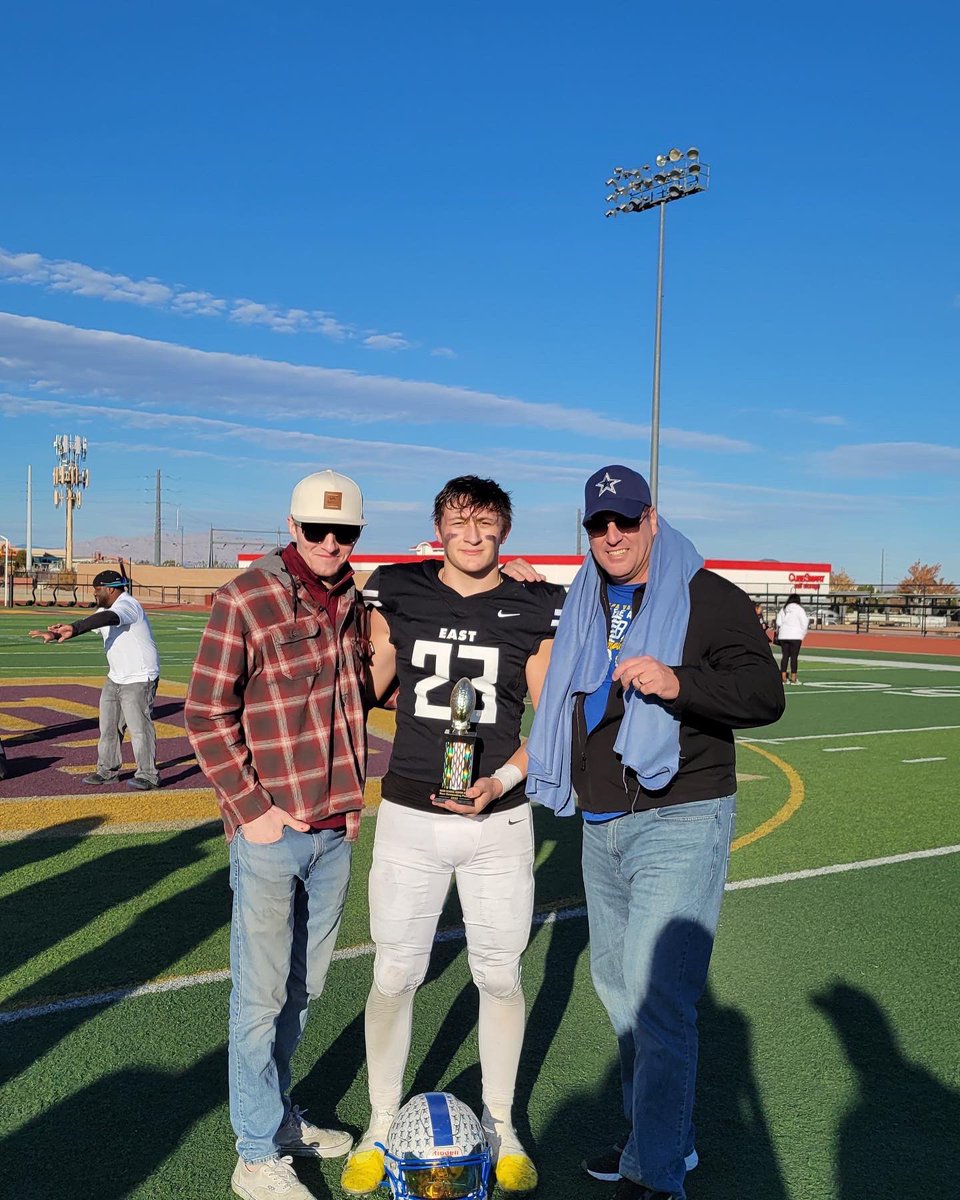 LandonWrizzy23's tweet image. -(2/2)  grateful, thank you to the coaches from Foothill &amp;amp; Democracy Prep for putting in the hours to coach us this last week, this will forever be an unforgettable experience that I will always remember ❤️ Oh, they even gave me a cool mvp trophy 😉 #2touchdowns #100+yards #1pic