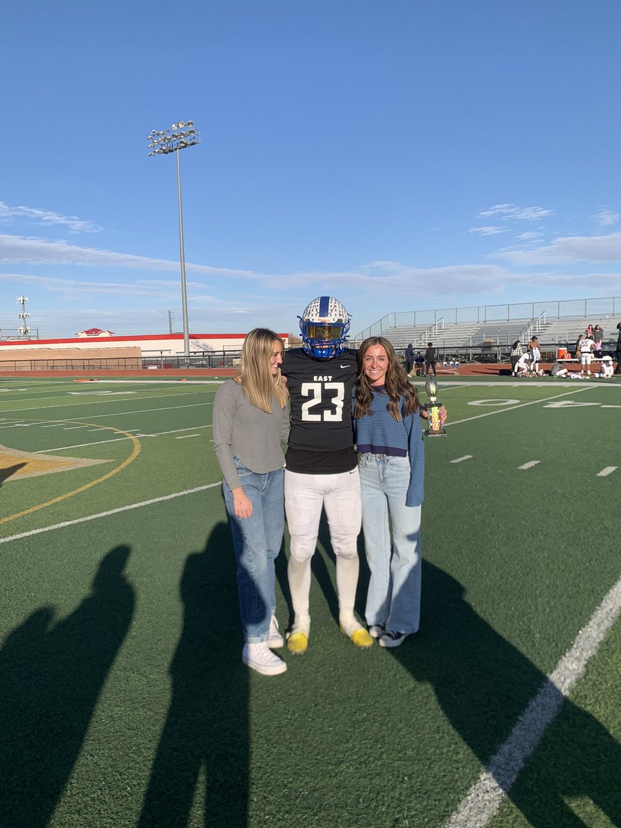 LandonWrizzy23's tweet image. -(2/2)  grateful, thank you to the coaches from Foothill &amp;amp; Democracy Prep for putting in the hours to coach us this last week, this will forever be an unforgettable experience that I will always remember ❤️ Oh, they even gave me a cool mvp trophy 😉 #2touchdowns #100+yards #1pic