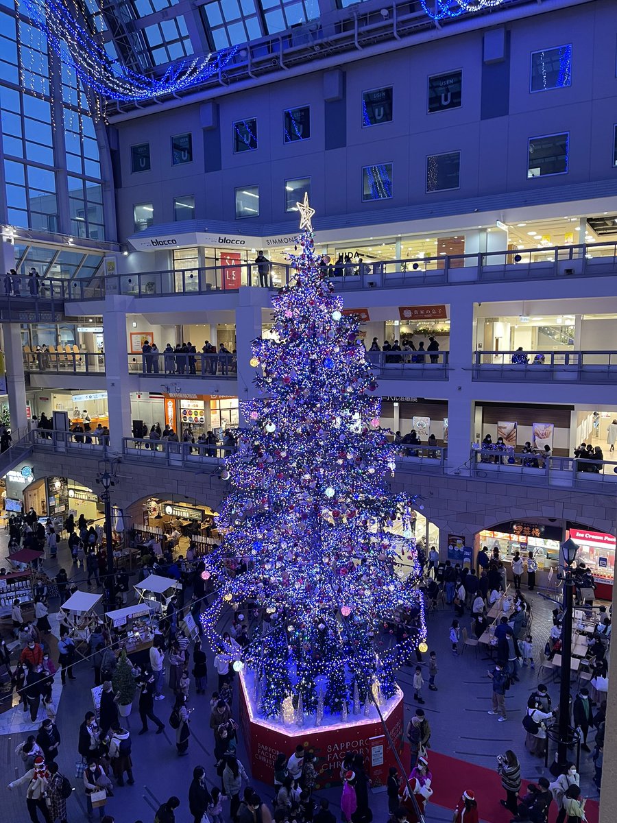 Jimmy68669028's tweet photo. 昨日、息子のクリスマスプレゼントを買いにファクトリーへ行ってきました！

ちょうどツリーの点灯式らしくて綺麗でした！

クリスマス🎄ですね〜💕

#旭川リップクラブ　#帯広リップクラブ https://t.co/NHoIEMo6d9