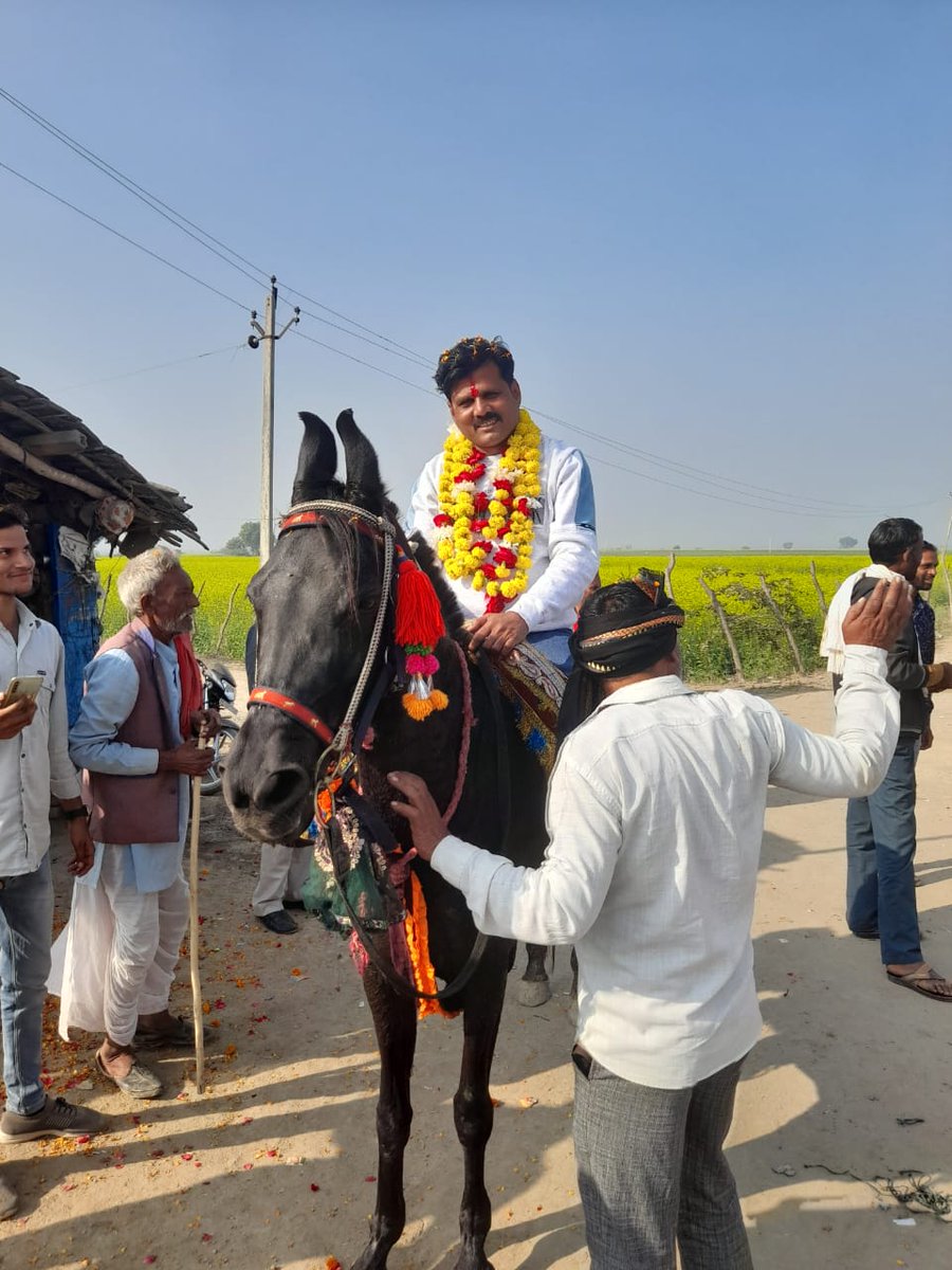 *राजस्थान नर्सेज यूनियन मेडिकल कॉलेज कोटा के अध्यक्ष पद पर चुनाव जीतने बाद के जिला अध्यक्ष कुंज बिहारी मीणा का अपने गांव पहुंचने पर भव्य स्वागत*