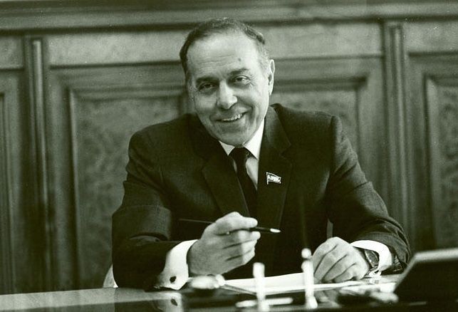 YaqubMm's tweet photo. Milyonların qəlbində yaşayan dahi şəxsiyyəti #HeydərƏliyev hörmət və ehtiramla anırıq. 🇦🇿 #Azərbaycan https://t.co/Ppc7GUqCL8