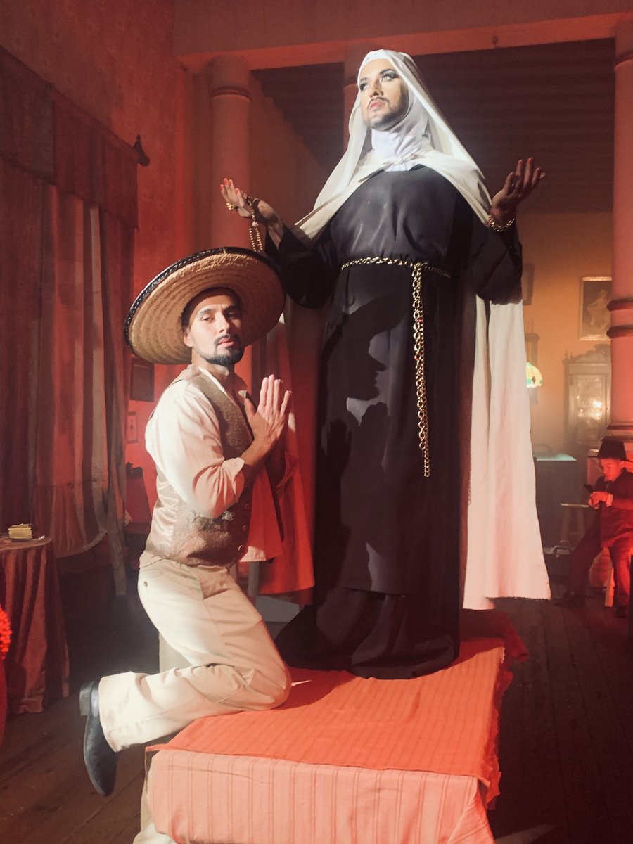 Desde el cielo una hermosa mañana
Desde el cielo una hermosa mañana
La Guadalupana, Laaaaa Guadalupana,la guadalupana bajo al Tepeyac 
Juan Dieguito le dijo la virgen
(Cantada con voz de Itati Cantoral )