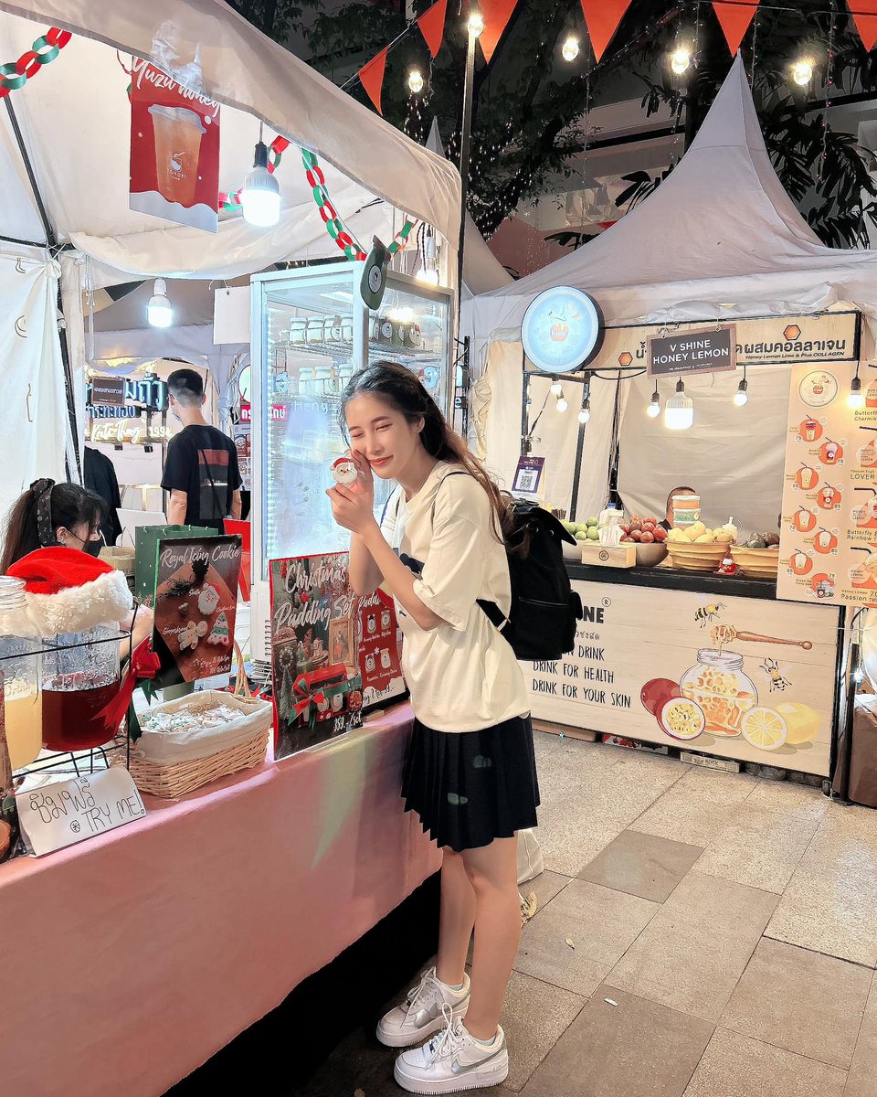 JanChan_StAFans's tweet photo. (2) Caption : กร้วมมม!!! 🍪 คุกกี้กัดไปโคดร่อย มาได้ที่ลานด้านนอกเอมควอเทียร์ค่า 🥛 🍮🎄🎅🏻
Facebook : https://t.co/ebYiSIokJp
Instagram : https://t.co/prPCjqZumA
#JanChan #แจนจัง #TORORI https://t.co/cDhxFOxBEc