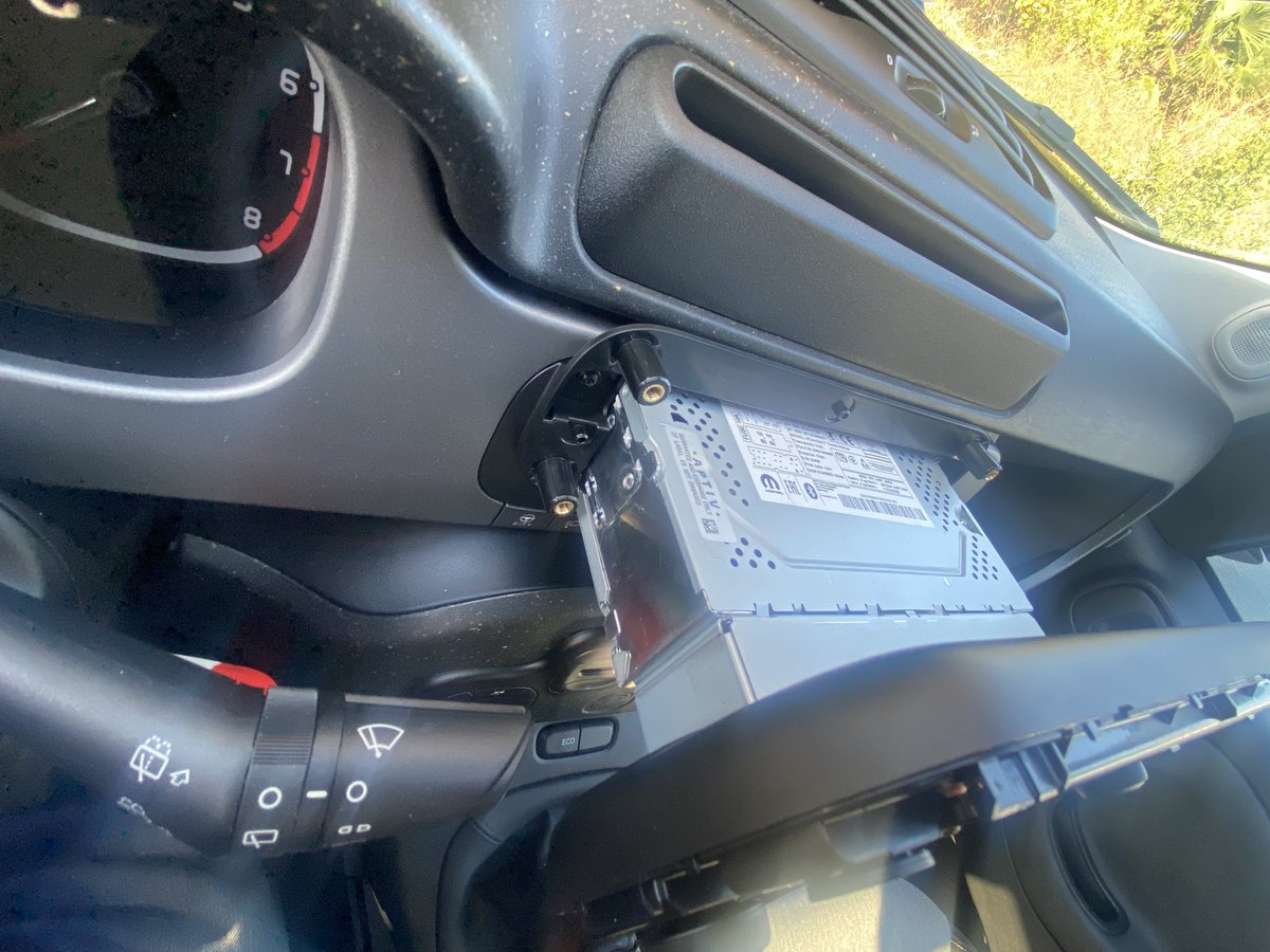 cubyfiat's tweet photo. ちと懸念だったパンダのUconnectディスプレイ、割とあっさり外れてカプラーも前中期モデルと同じ事を確認。
@i4designcojpさんとこのアイドリングストップキャンセラー装着完了&動作確認OK👍
#フィアットパンダ #パンダクロス #ツインエア #6MT #LHD #fiat #pandacross #twinair #二気筒 #ニキトウ https://t.co/UwWX7lkde9