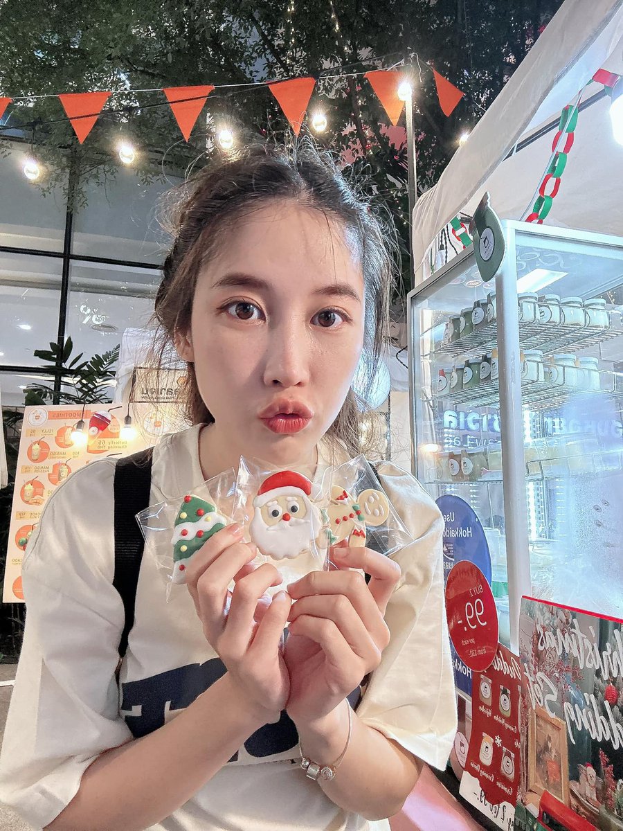 JanChan_StAFans's tweet photo. (1) Caption : กร้วมมม!!! 🍪 คุกกี้กัดไปโคดร่อย มาได้ที่ลานด้านนอกเอมควอเทียร์ค่า 🥛 🍮🎄🎅🏻
Facebook : https://t.co/ebYiSI7hHp
Instagram : https://t.co/prPCjqIrkA
#JanChan #แจนจัง #TORORI https://t.co/dQpMGJQh9D
