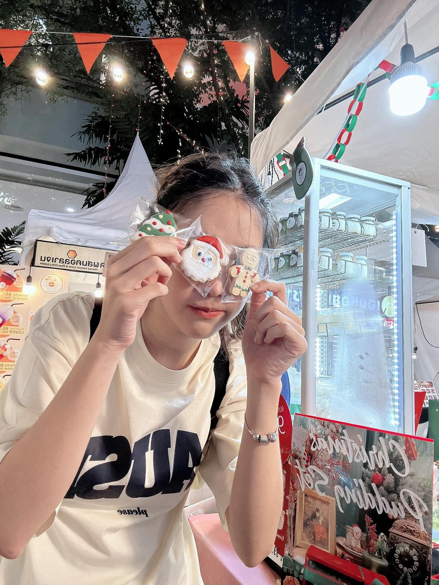 JanChan_StAFans's tweet photo. (1) Caption : กร้วมมม!!! 🍪 คุกกี้กัดไปโคดร่อย มาได้ที่ลานด้านนอกเอมควอเทียร์ค่า 🥛 🍮🎄🎅🏻
Facebook : https://t.co/ebYiSI7hHp
Instagram : https://t.co/prPCjqIrkA
#JanChan #แจนจัง #TORORI https://t.co/dQpMGJQh9D
