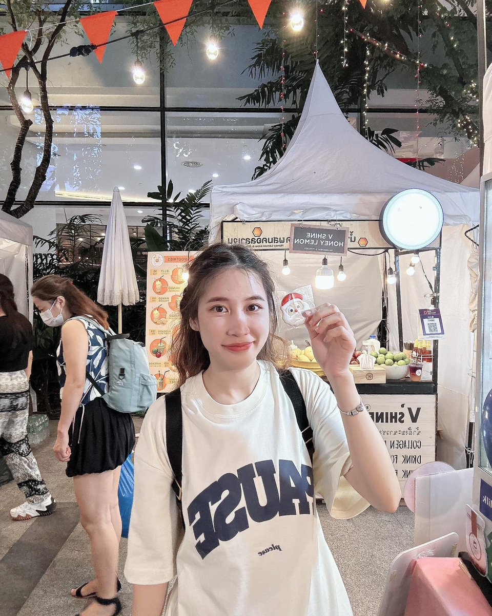 JanChan_StAFans's tweet photo. (1) Caption : กร้วมมม!!! 🍪 คุกกี้กัดไปโคดร่อย มาได้ที่ลานด้านนอกเอมควอเทียร์ค่า 🥛 🍮🎄🎅🏻
Facebook : https://t.co/ebYiSI7hHp
Instagram : https://t.co/prPCjqIrkA
#JanChan #แจนจัง #TORORI https://t.co/dQpMGJQh9D