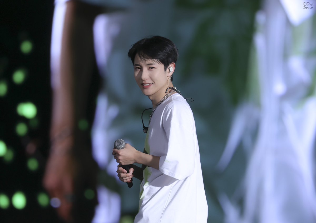 3tohuang's tweet photo. he looks like the muse of every love song written https://t.co/wRW6UjPZcZ
