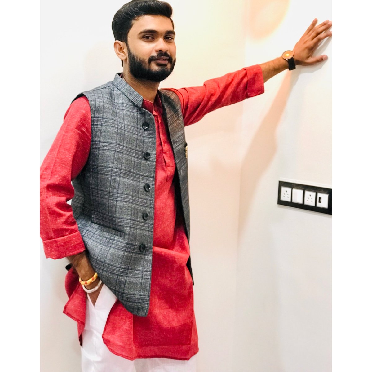 The_Dev15's tweet photo. मेरे दर्दों का गुनाह तेरे पे हैं..
उल्फत का मलाल उनके चेहरे पे हैं,🖤
बदल लिया था रास्ता मुझे देख कर..
आज उन सब की निगाहें मेरे पे हैं ❤️ https://t.co/qphsSi2a7T