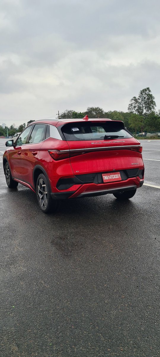 Karkeragirish's tweet photo. Extremely likeable this BYD #Atto3 electric 'SUV'. Standout bits include the tad quirky but elegantly detailed interiors, a practical real-world range of 360km+, comfortable ride and surprisingly good build quality. Makes me want to defend its 36-lakh price tag...
#TimesAuto https://t.co/0vaMVppVfV