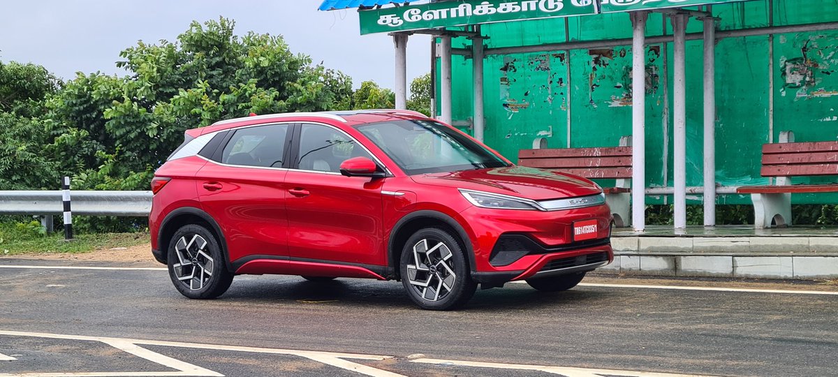 Karkeragirish's tweet photo. Extremely likeable this BYD #Atto3 electric 'SUV'. Standout bits include the tad quirky but elegantly detailed interiors, a practical real-world range of 360km+, comfortable ride and surprisingly good build quality. Makes me want to defend its 36-lakh price tag...
#TimesAuto https://t.co/0vaMVppVfV