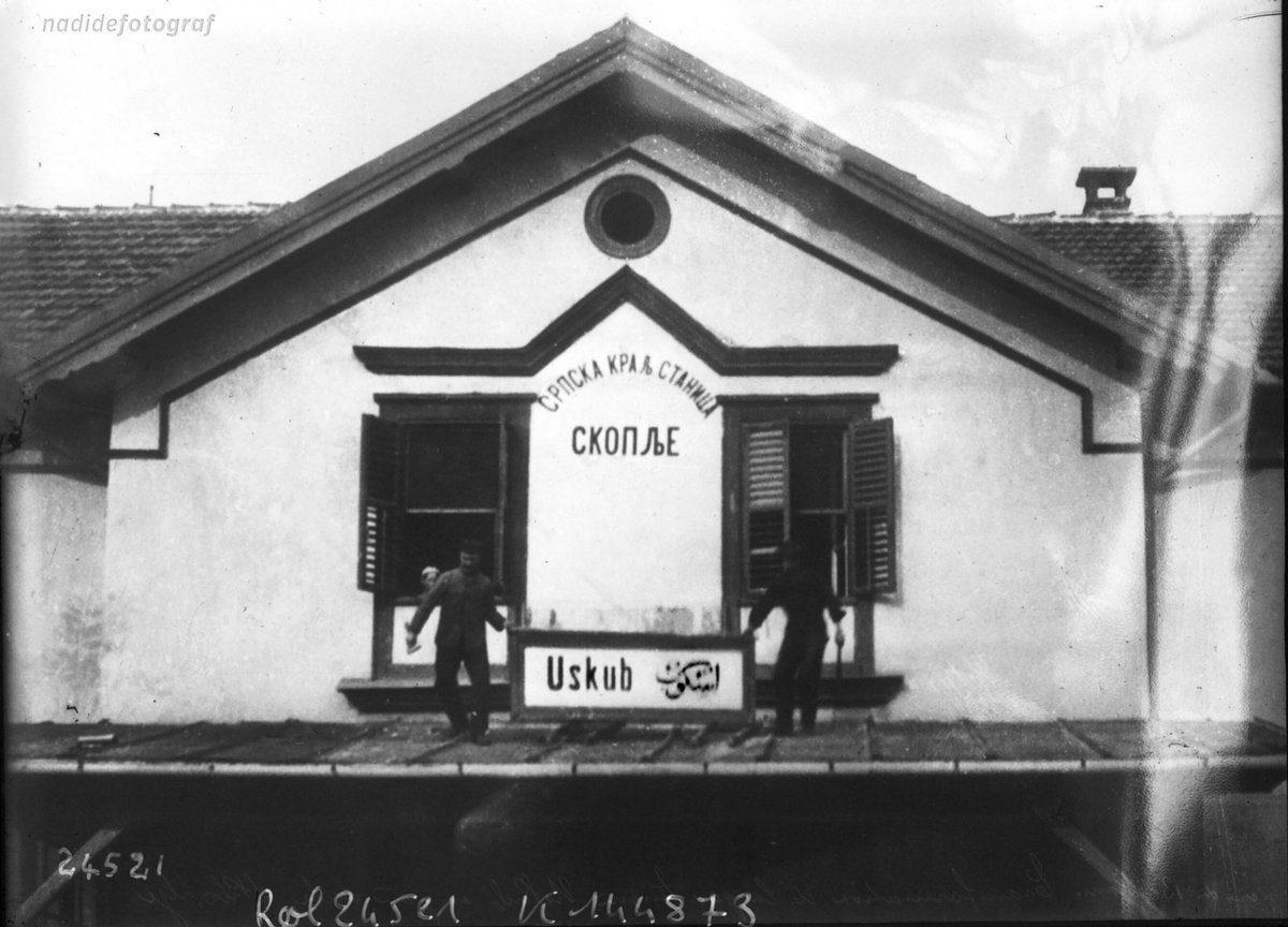 Sırp askerleri, Üsküp tren istasyonunda 'Üsküb اسكوب' yazılı Türkçe tabelayı indiriyor
#Skopje 10 Kasım 1912
