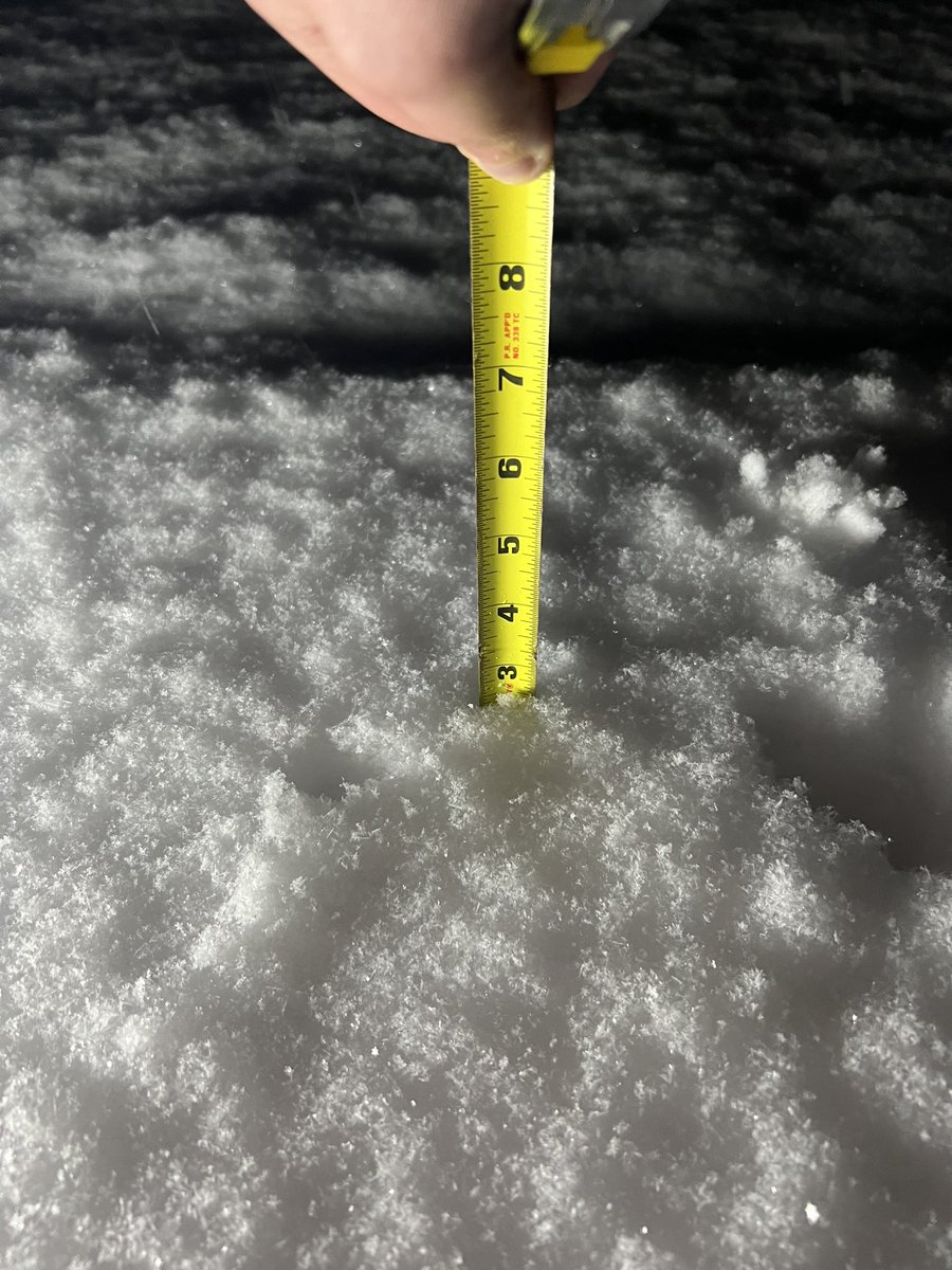 Jebweather's tweet photo. Measured 2.5 inches of snow on a board in Sutton, MA at 12:30 AM. @WX1BOX https://t.co/Hfut1G6ni8