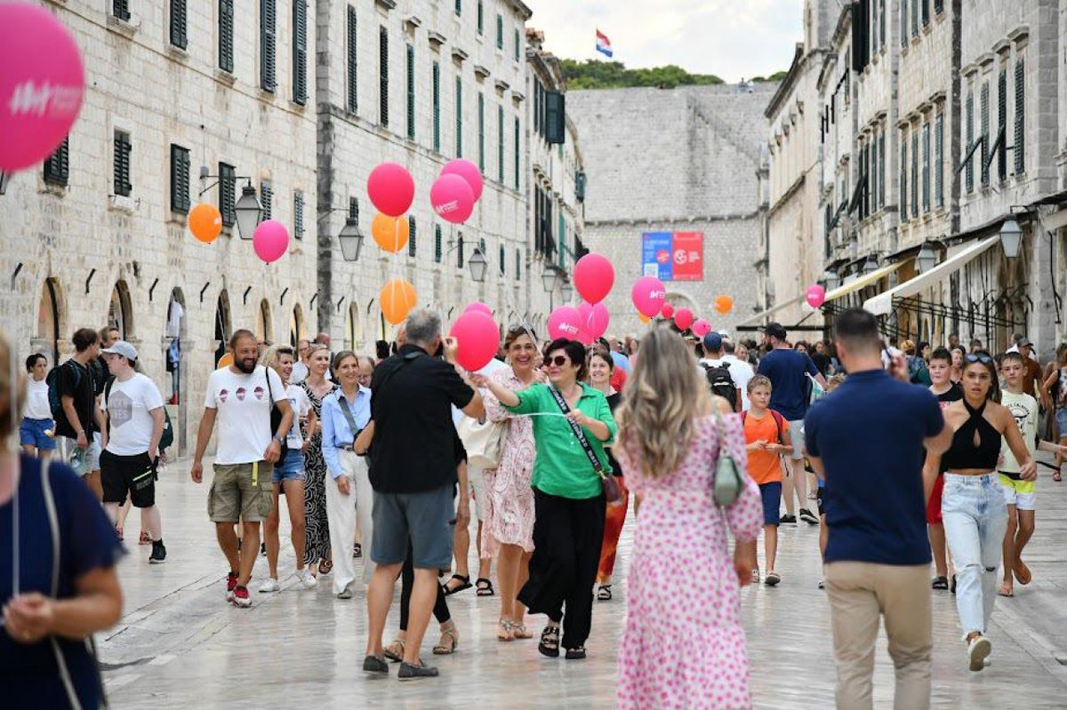WDubrovnik's tweet photo. Welcome to our #ChristmasCalender
We remember every day some memory from our year 2022.
Number 12: Memories from #CulturalNight #WomensBankWalk #ReadForProfession Our longtime co-operation partner #VideoStudioOgresta #NinoOgresta
#WomensBank #Dubrovnik #NaistenPankki https://t.co/uaB0ynLTXT