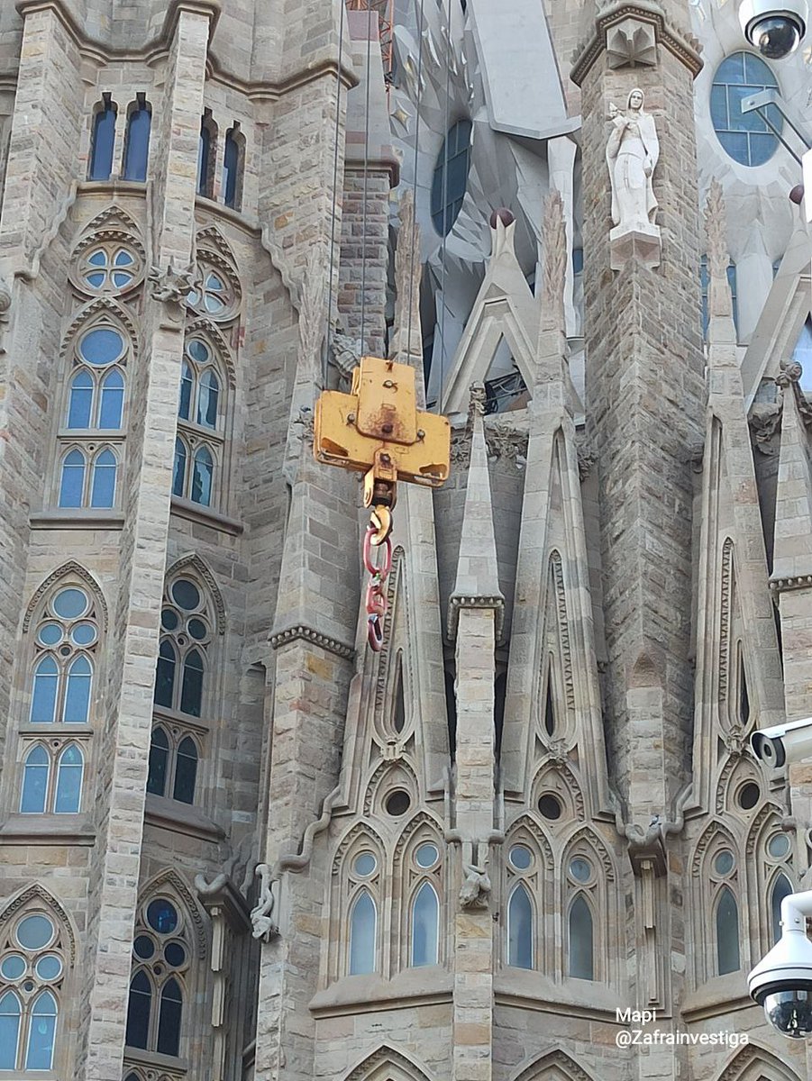 Zafrainvestiga's tweet photo. No forma parte de las formas geométricas de #SagradaFamília, no es la llamada cruz Gaudiana de 4brazos, pero vi este elemento de 1grúa y me pareció q a semejanza del entorno se mostraba como una nueva cruz, de cadena, porq la belleza está en los ojos del q mira #MiradaMatemática https://t.co/0gd085mlBJ