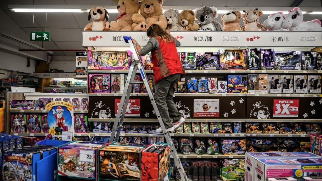 BFMTV's tweet photo. Comment recycler les 100.000 tonnes de jouets jetés chaque année en France?
https://t.co/RzoUxMuOsK https://t.co/XqORj3zn35