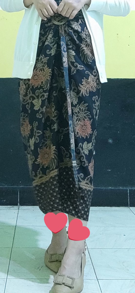 putihabubelang's tweet photo. Nih. Roknya cakep gini ges. Yang punyaku ini motif Azalea. Roknya bagus dan bahannya halus. Talinya kuat juga udah aku ikat kenceng, tarik tarik masih oke banget. Aku beli disini ya https://t.co/ZO4ONZeU6C https://t.co/c1l4CFraVK