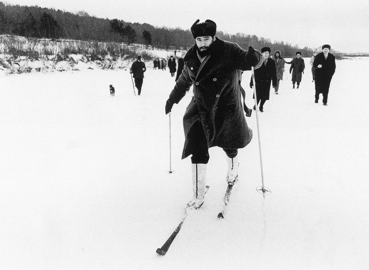PicturesUssr's tweet photo. Fidel Castro skiing at Murmansk, 1963 https://t.co/BxMPEbyQO9