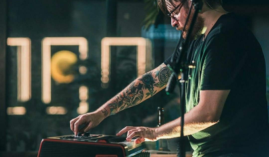 Ayer tuve la oportunidad de escuchar en vivo en <a href="/trinidad_indie/">Trinidad Indie</a> a  <a href="/Dinosaur88_/">Dinosaur 88</a> un dúo de synth pop/funk conformado por Luis Alonso &amp; Sebastián Méndez.

Háganse el favor de escuchar la propuesta musical que ofrece este par de talentosos artistas nacionales. #TrinidadIndie.